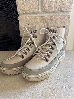 Teva Women’s Neutral Platform Hiker Boots - Light Gray Tan